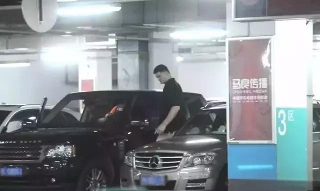 身高2米26的姚明，他究竟开什么车？-