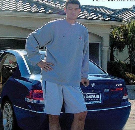 身高2米26的姚明，他究竟开什么车？-