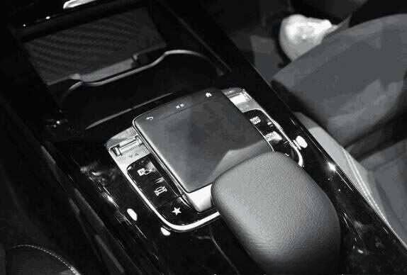 奔驰a200适合什么人开，奔驰a200买完后悔了-