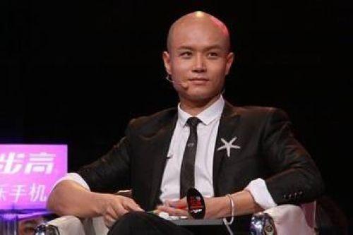 44乐嘉街头商演反响平平,喝醉酒失控将星途尽毁,堪称“第一人”