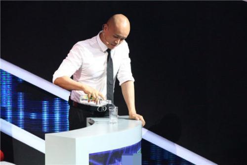 44乐嘉街头商演反响平平,喝醉酒失控将星途尽毁,堪称“第一人”