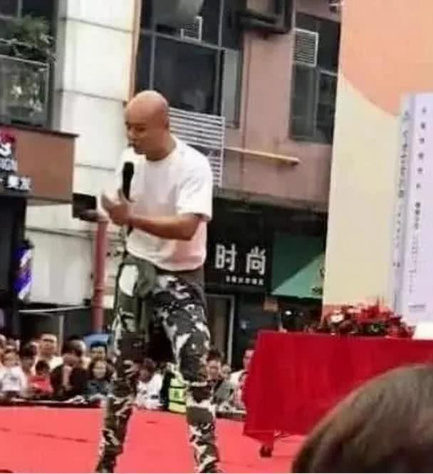 44乐嘉街头商演反响平平,喝醉酒失控将星途尽毁,堪称“第一人”