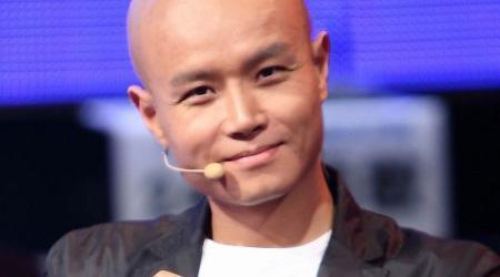 44乐嘉街头商演反响平平,喝醉酒失控将星途尽毁,堪称“第一人”