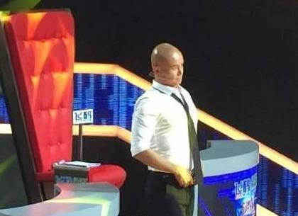 44乐嘉街头商演反响平平,喝醉酒失控将星途尽毁,堪称“第一人”