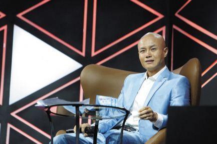 44乐嘉街头商演反响平平,喝醉酒失控将星途尽毁,堪称“第一人”