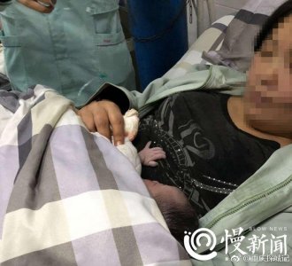 ​实在来不及了 重庆一妈妈厕所里淡定生娃