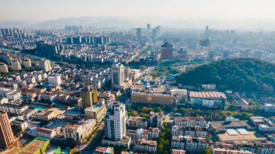 ​市县级城投负重转型