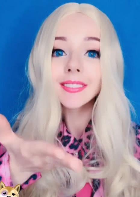 中外“真人芭比”素颜照对比,迪丽拉眉毛消失,网友:瞬间心碎了