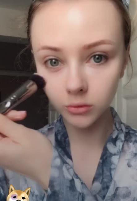 中外“真人芭比”素颜照对比,迪丽拉眉毛消失,网友:瞬间心碎了