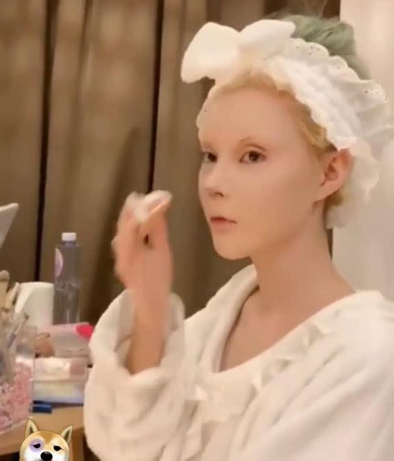 中外“真人芭比”素颜照对比,迪丽拉眉毛消失,网友:瞬间心碎了