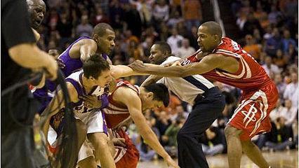 姚明和奥尼尔球场打架,麦迪眼神霸气逼人,秒杀对手