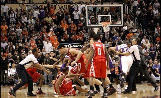 姚明和奥尼尔球场打架,麦迪眼神霸气逼人,秒杀对手