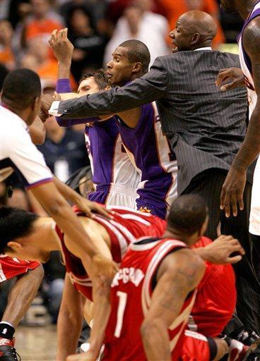 姚明和奥尼尔球场打架,麦迪眼神霸气逼人,秒杀对手