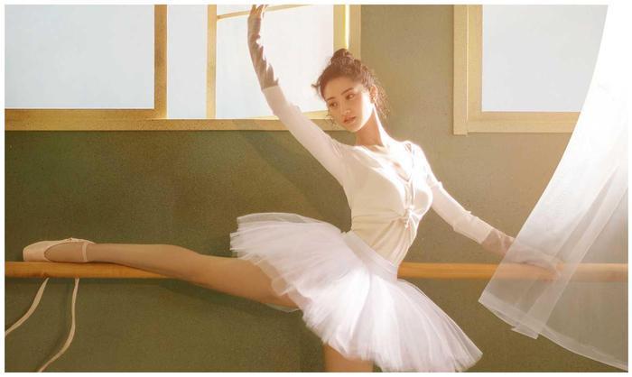 她似景甜戏多人不红，曾与清华才子李健密恋，今被朱孝天宠上天！