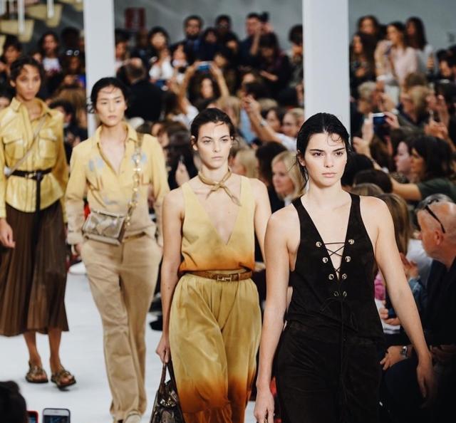 刘雯时装周霸气走秀，气场全开，走路带风，身后像有千军万马