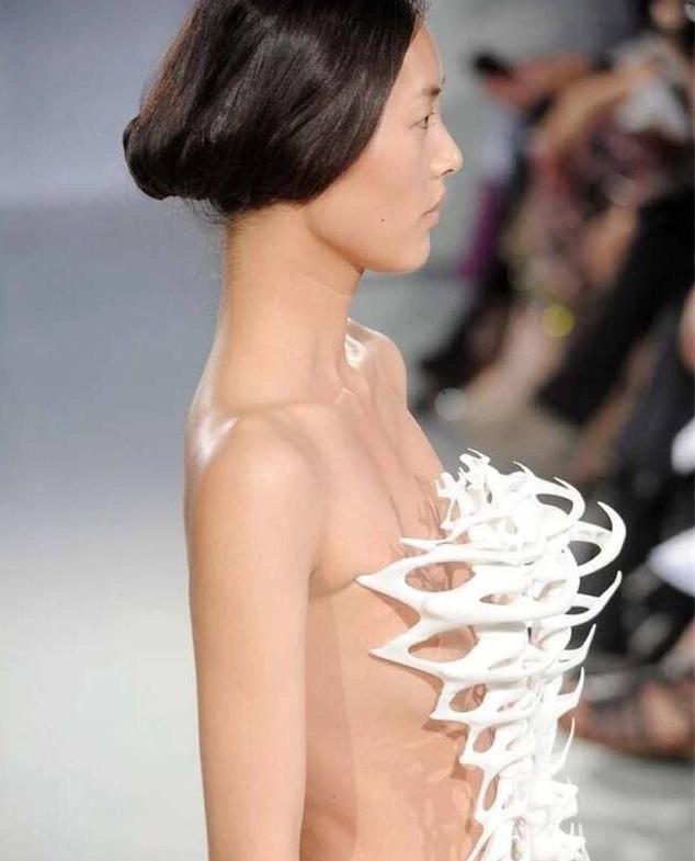 刘雯时装周霸气走秀，气场全开，走路带风，身后像有千军万马