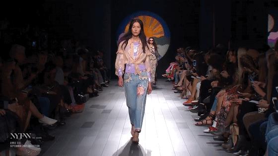 刘雯时装周霸气走秀，气场全开，走路带风，身后像有千军万马