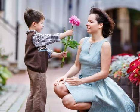 妈妈跟孩子过度亲密,有可能毁掉孩子,尤其是这4个方面