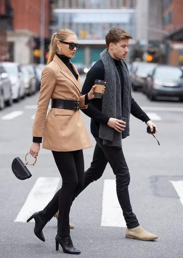 罗梅·埃利斯放肆秀恩爱,一身黑大秀好身材,却被俏皮老公抢了镜