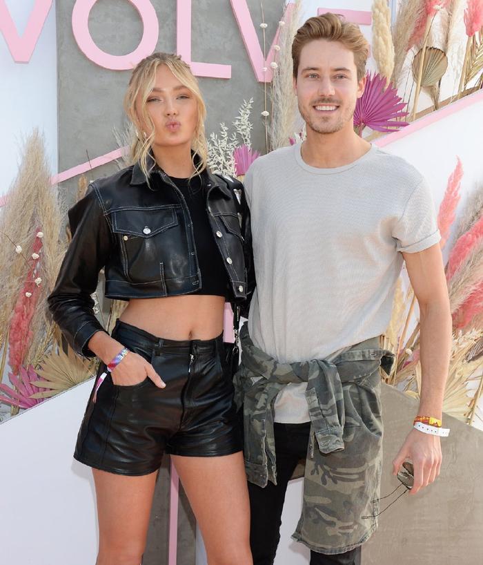 罗梅·埃利斯放肆秀恩爱,一身黑大秀好身材,却被俏皮老公抢了镜