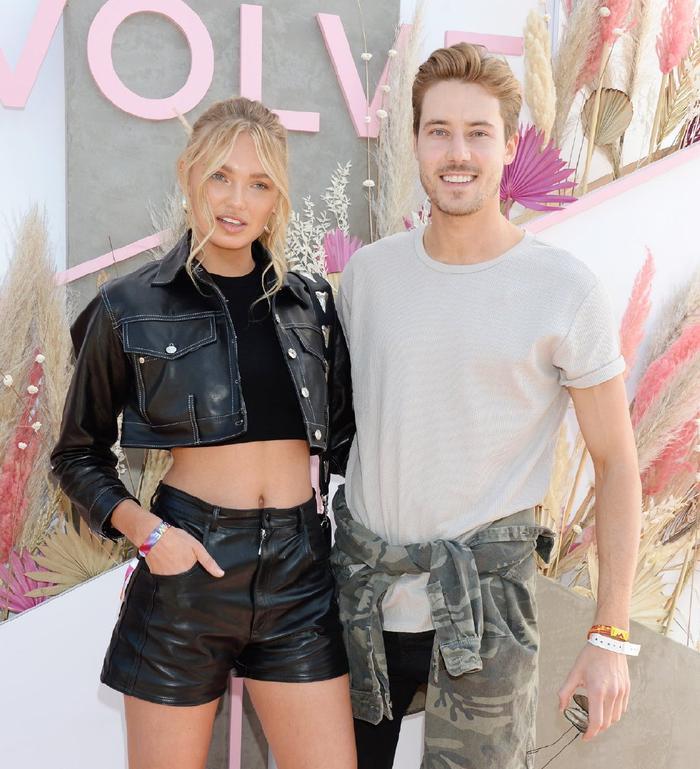 罗梅·埃利斯放肆秀恩爱,一身黑大秀好身材,却被俏皮老公抢了镜