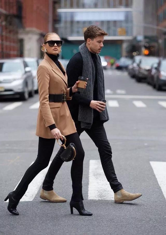 罗梅·埃利斯放肆秀恩爱,一身黑大秀好身材,却被俏皮老公抢了镜