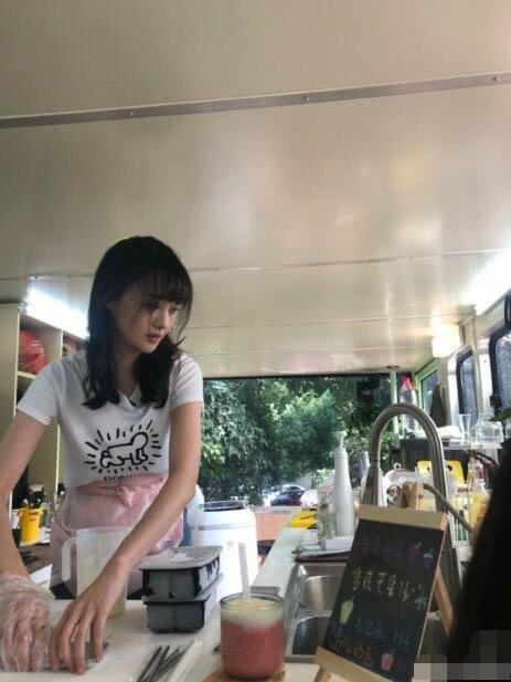 郑爽近照脸蛋发福出现婴儿肥，网友：变胖后更好看了