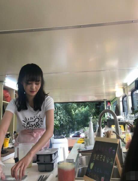 郑爽近照脸蛋发福出现婴儿肥，网友：变胖后更好看了