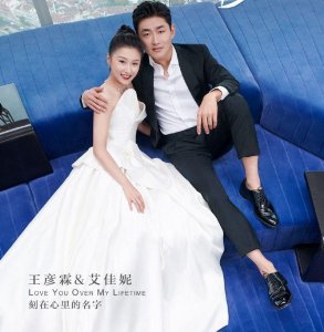 ​王彦霖与新婚妻子婚纱照来袭，去母校拍照有校园感，感情让人羡慕