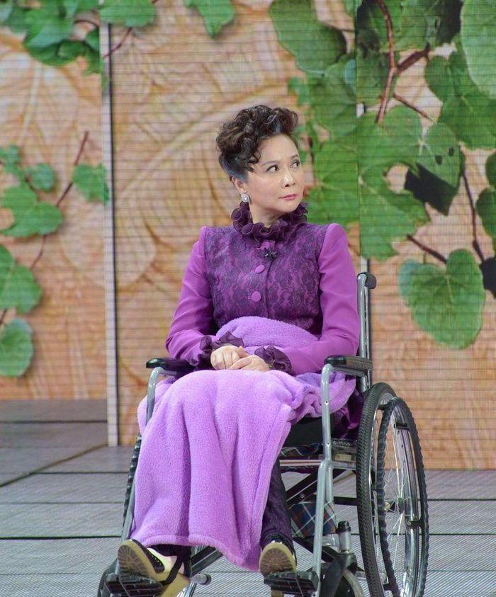 56岁的蔡明浓妆艳抹, 整容后遗症全写脸上, 网友: 被打回原形!