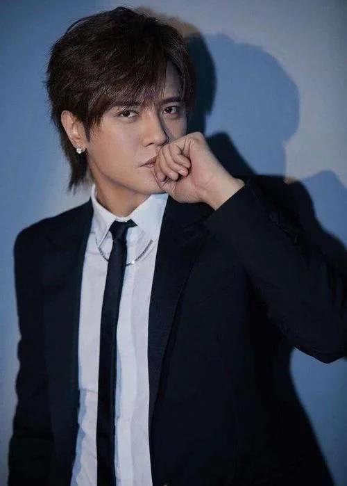 罗志祥参加节目时拍迪丽热巴大腿,谁注意热巴反应?过于真实