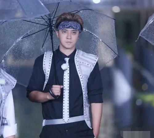 罗志祥参加节目时拍迪丽热巴大腿,谁注意热巴反应?过于真实