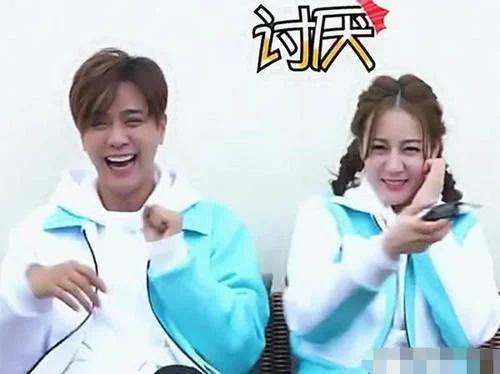 罗志祥参加节目时拍迪丽热巴大腿,谁注意热巴反应?过于真实