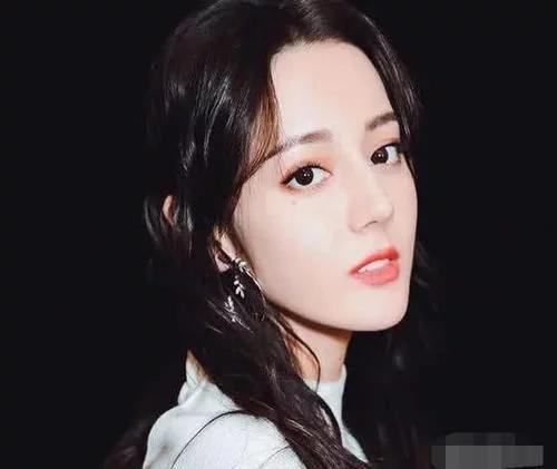 罗志祥参加节目时拍迪丽热巴大腿,谁注意热巴反应?过于真实