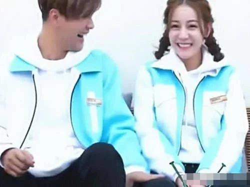 罗志祥参加节目时拍迪丽热巴大腿,谁注意热巴反应?过于真实