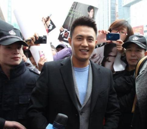 他被称为插刀教教主,当年相信心机女星,害兄弟人气一夜声名狼藉