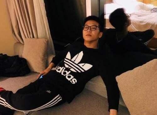 余小c视频连麦小姐姐,两人互相问雷人问题,看到惩罚阿亮脸绿了