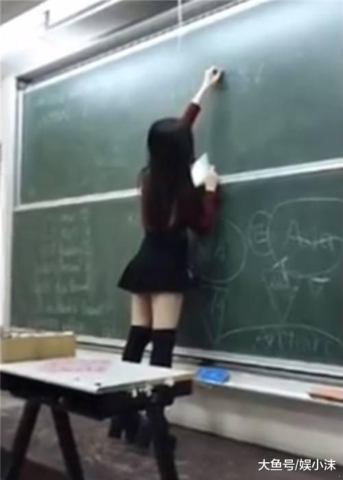美女老师穿成这样上课, 学生在下面听得很认真, 网友: 还缺学生吗