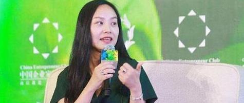 她是中国首富之女,26岁成女富豪,父亲用三个字评价她