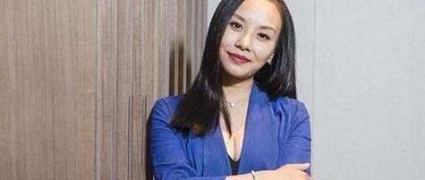 她是中国首富之女,26岁成女富豪,父亲用三个字评价她