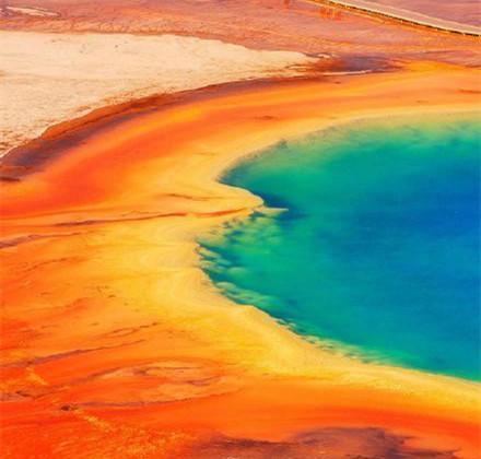 美国有个彩色温泉,不仅能放松,而且还很美