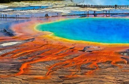 美国有个彩色温泉,不仅能放松,而且还很美