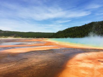 美国有个彩色温泉,不仅能放松,而且还很美