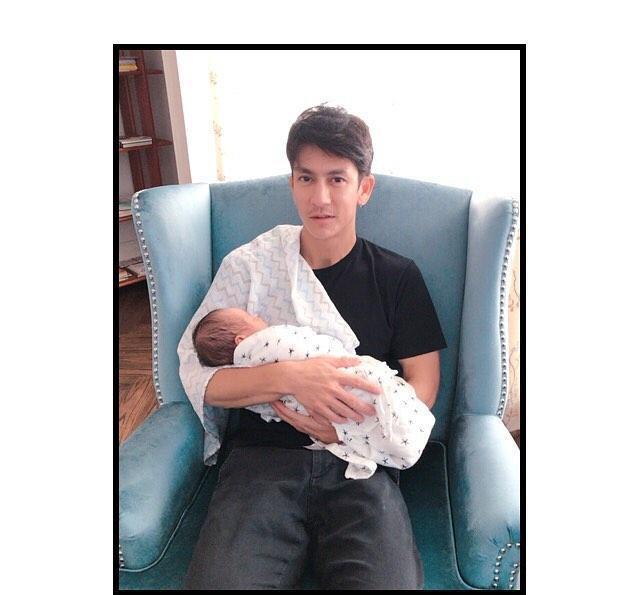 杰西达邦终于晒二儿子,这抱姿专业吗?本人看起来清瘦不少