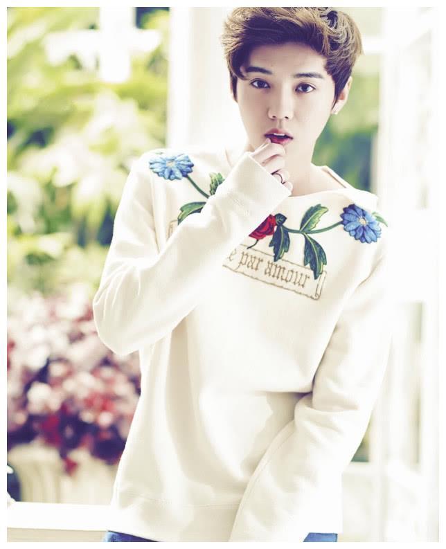 看到鹿晗中学时期的照片,原谅我不厚道的笑了,网友:经历了什么