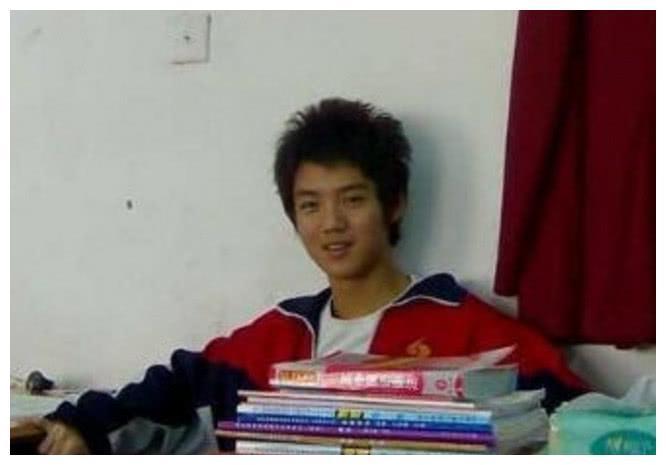 看到鹿晗中学时期的照片,原谅我不厚道的笑了,网友:经历了什么