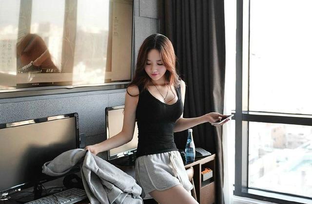 绝色套图丨卧室内的家居服美模隐约现微乳自拍照