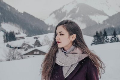 ​再靠近一点点，就和你牵手