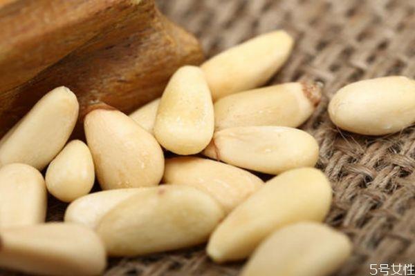 松子仁应该怎么挑选呢 松子仁不能和什么一起吃呢