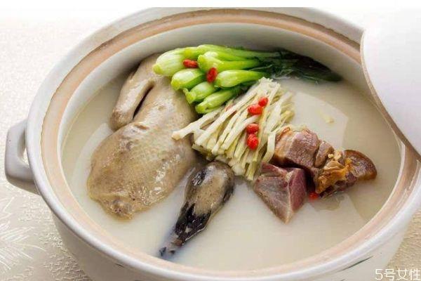 老鸭汤应该怎么做呢 喝老鸭汤有什么好处呢 老鸭汤应该怎么做呢 喝老鸭汤有什么好处呢